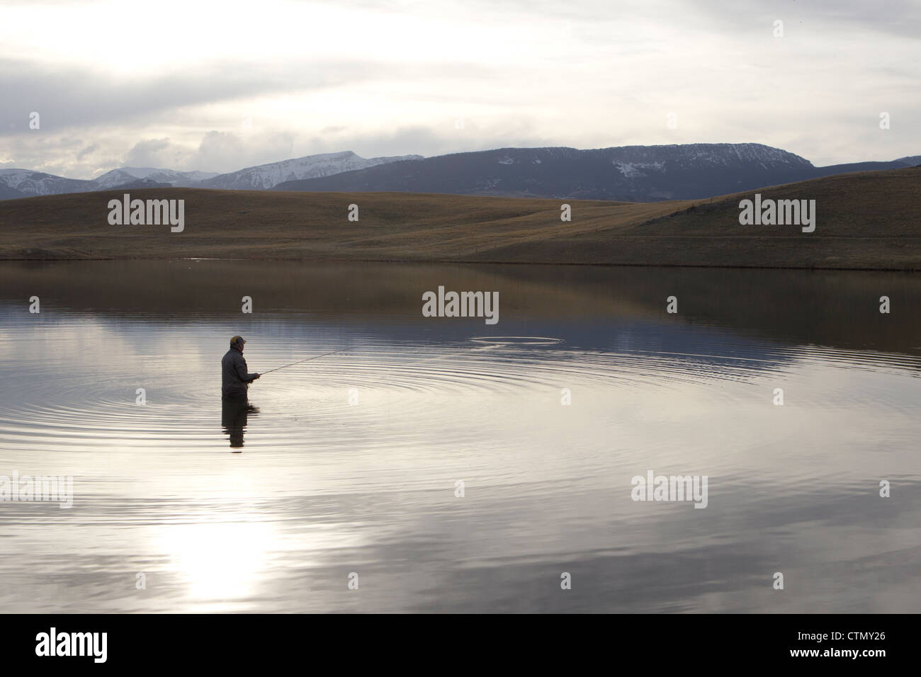 Nilan Reservoir und Rocky Mountain Front auf einen angenehmen April Nachmittag. Stockfoto