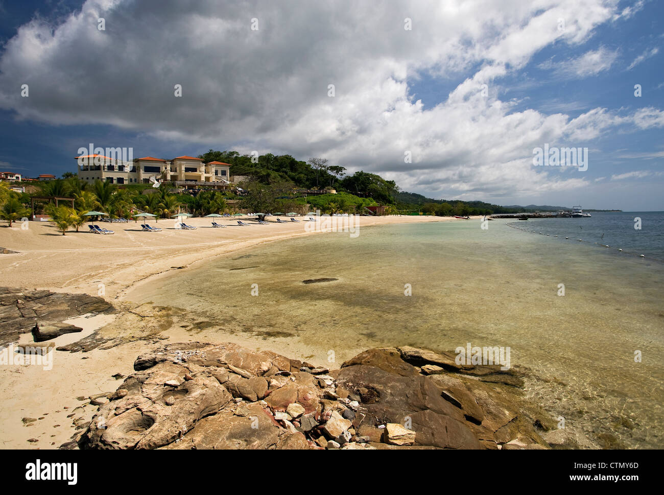 Strand im unberührten Bucht Resort in Roatan, Honduras Stockfoto