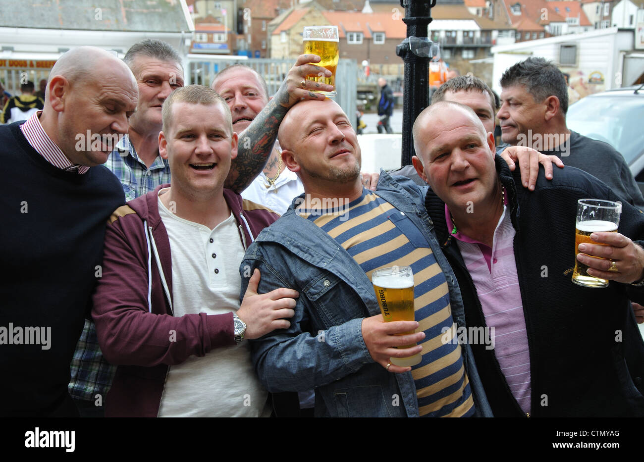 Männer trinken Pints auf Junggesellenabschied, England, UK Stockfoto