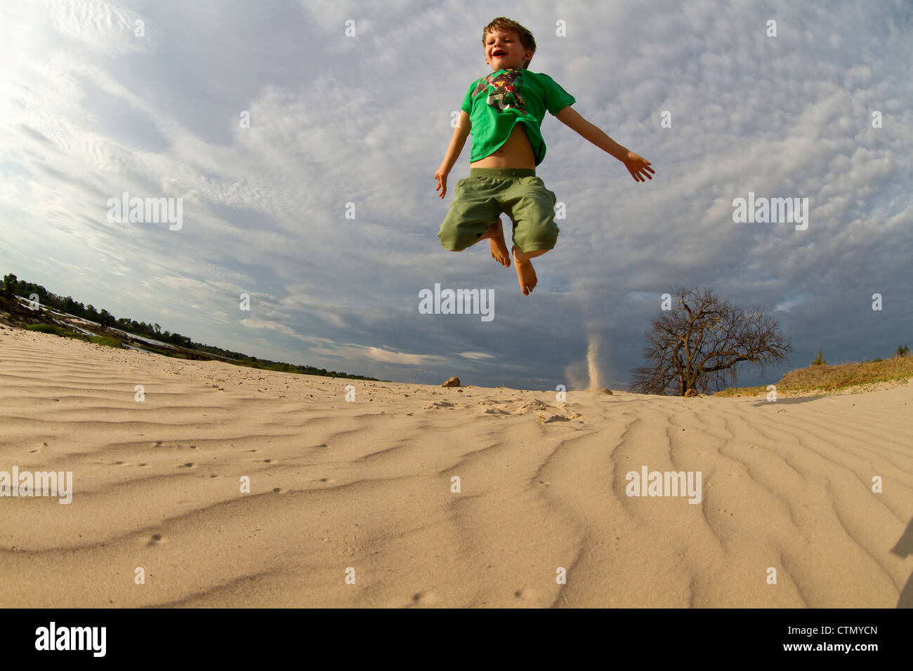 Junge springt vor Freude, Zambezi Nationalpark, Sambia Stockfoto