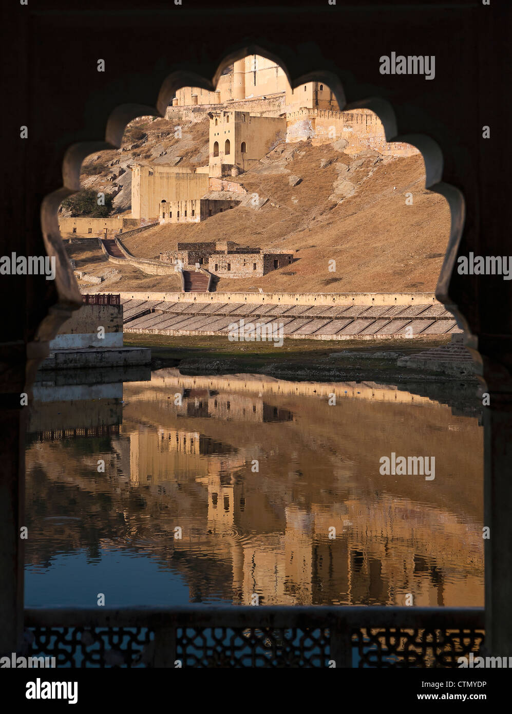Bogen Sie Detail mit Wasserreflexion, Amber Fort, Jaipur, Rajasthan, Indien Stockfoto