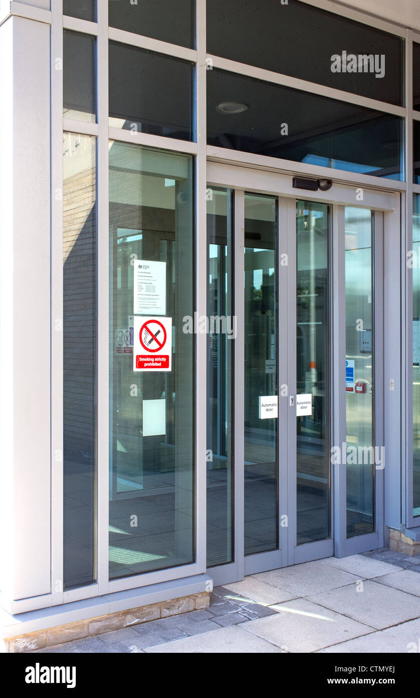 Keine Raucher-Schild am Eingang, ein öffentliches Gebäude Stockfoto