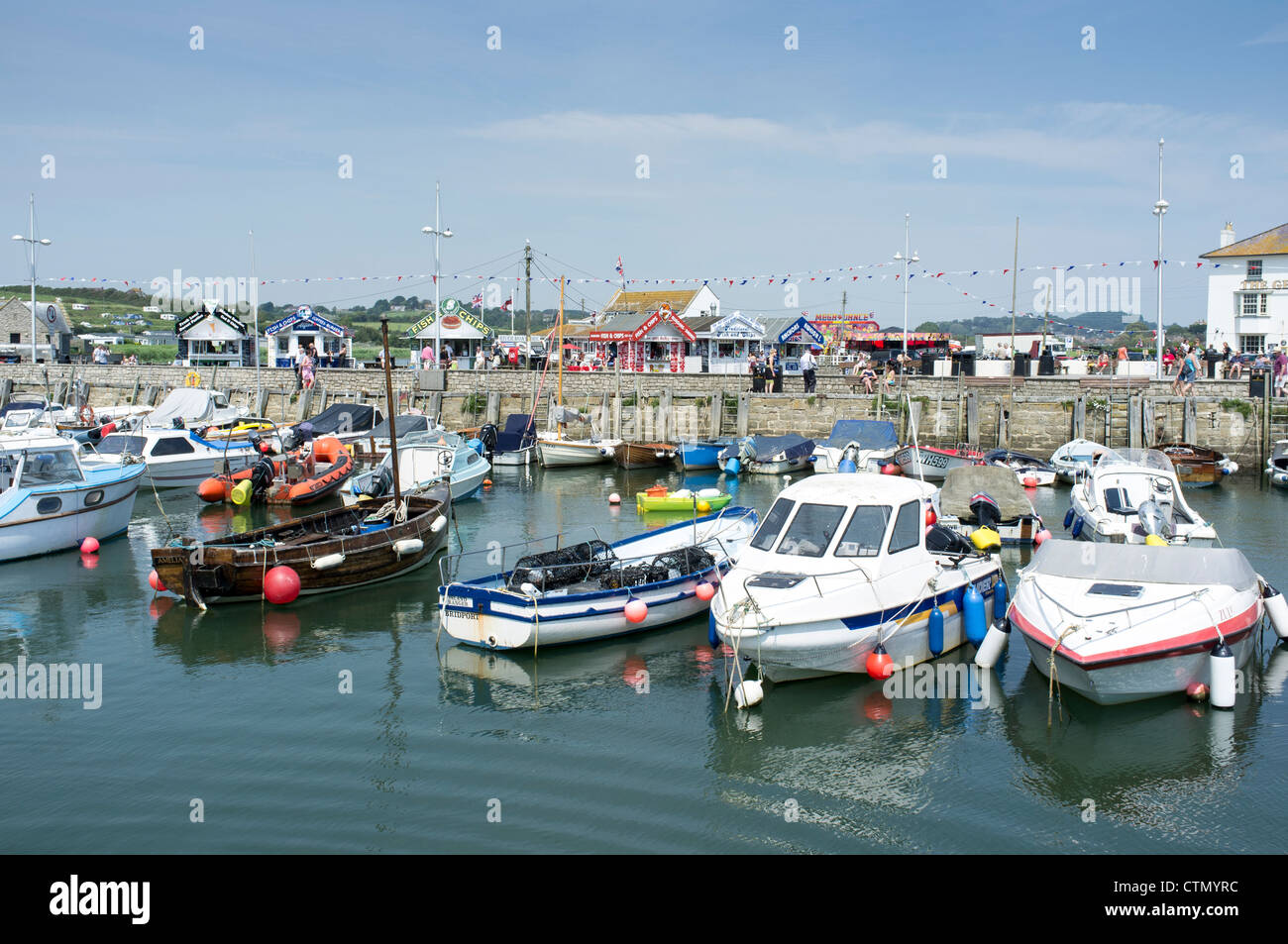 Boote in West Bay Harbour Dorset UK Stockfoto