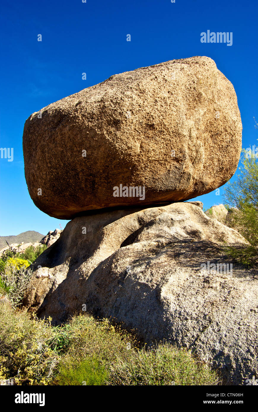 Weiche Granit ausgewogen Boulder im Geröll Resort erstellt von heftigen Wind-Erosion Scottsdale AZ Stockfoto