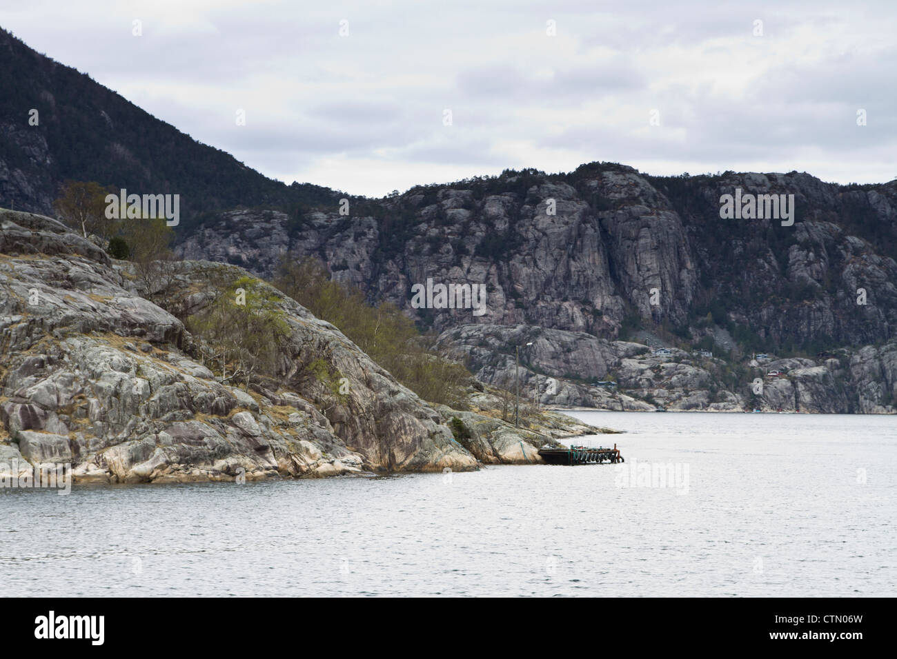 in Norwegen, Europa - Küste im Fjord-Landschaft Stockfoto