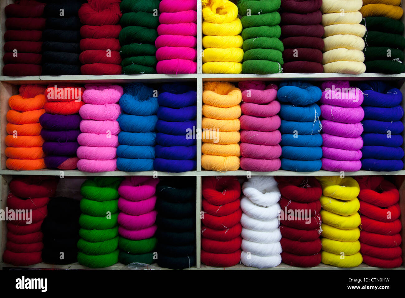 Anzeige der bunten stricken Wolle im Shop in Kohima, der Hauptstadt von Nagaland, Indien Stockfoto