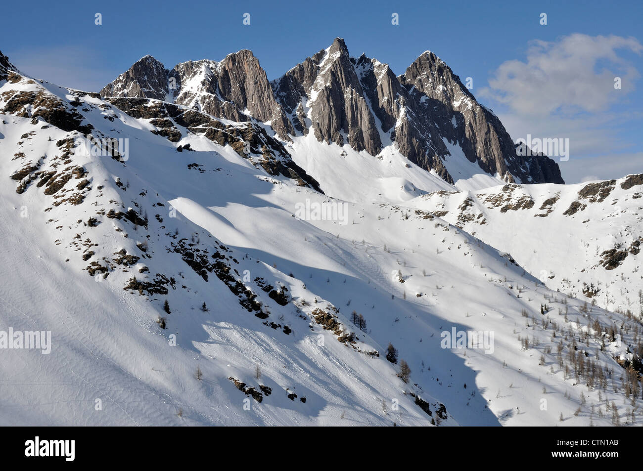 Colbricon Berglandschaft, Dolomiten Dolomiten mit Klippen und verschneite Hänge, erschossen in hellen Winterlicht Stockfoto