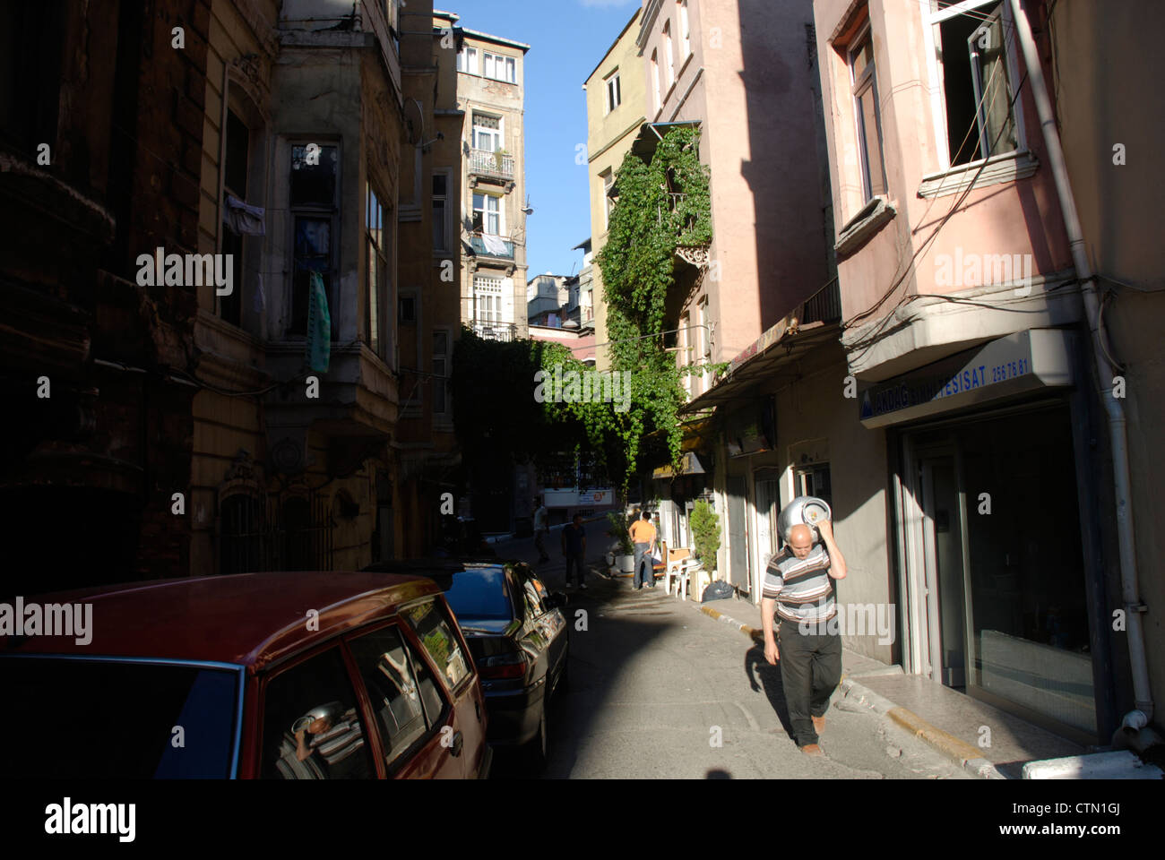 Ein Mann trägt ein Fass Bier im Talarbashi Bezirk des Zentrums von Istanbul. Ein Ort der Gentrifizierung unmittelbar bedroht. Stockfoto