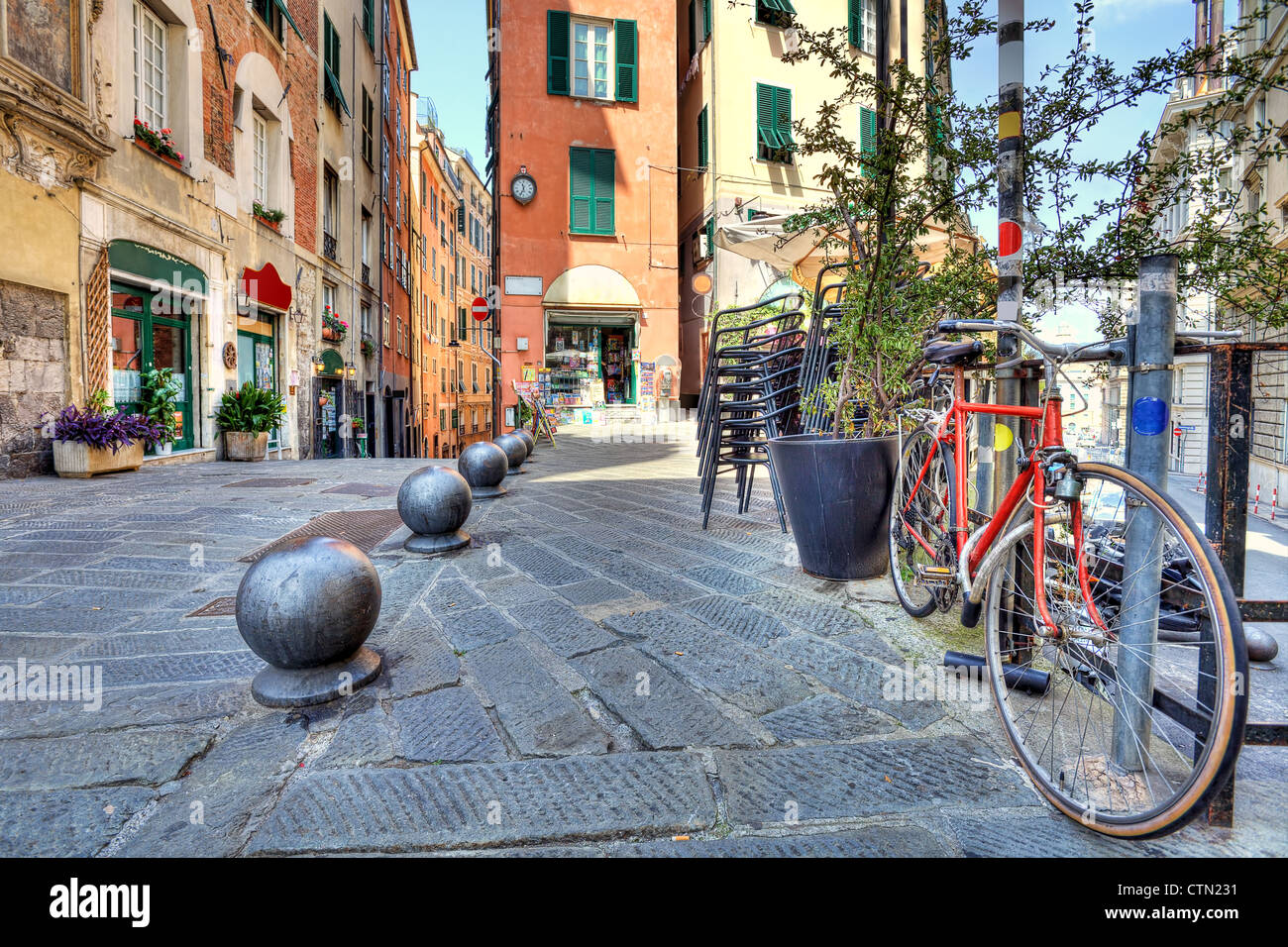 Fahrrad und bunten Altbauten auf Hintergrund in der Stadt Genua, Italien. Stockfoto