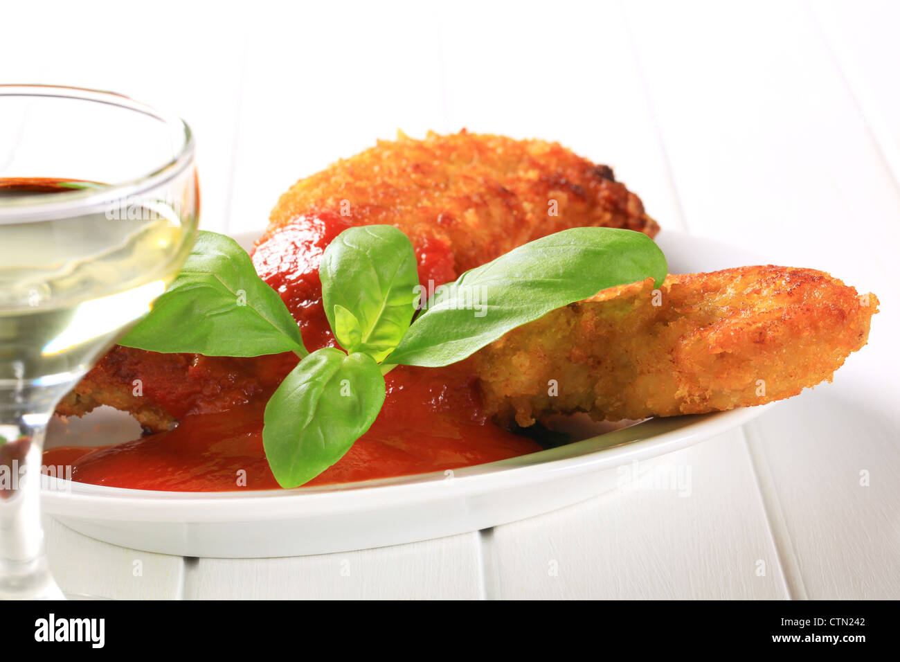 Knusprige Hähnchen-Ausschreibungen mit Tomaten Dip-sauce Stockfoto