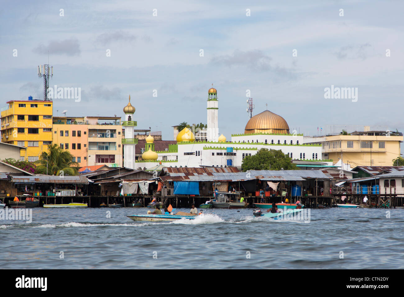 Semporna Moschee gesehen vom Meer im Süden Sabah, Borneo, Malaysia Stockfoto