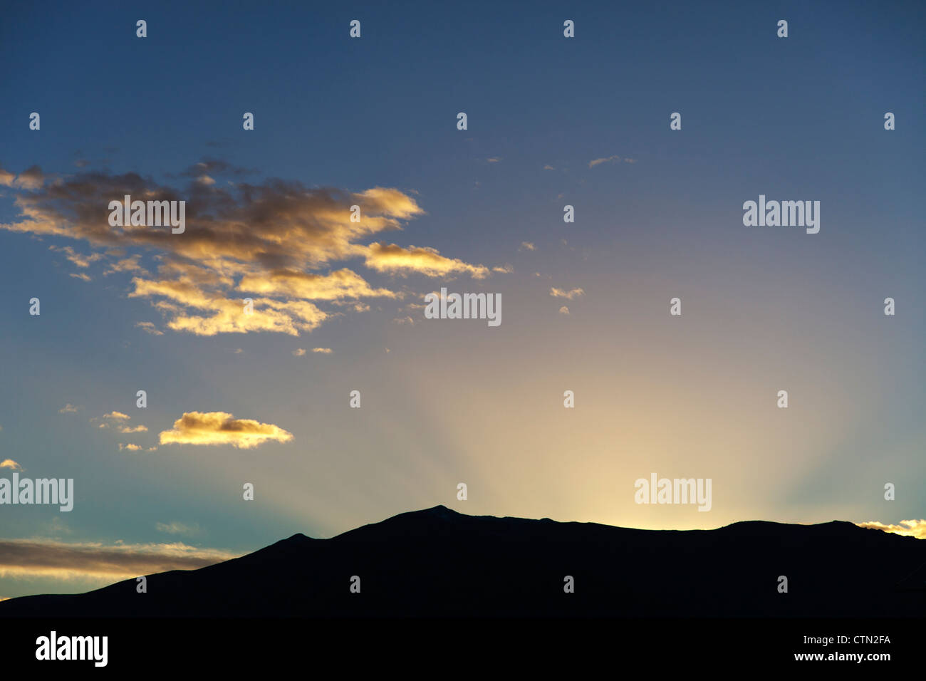 Sonnenaufgang hinter Hügeln, Omarama, Neuseeland Südinsel Stockfoto