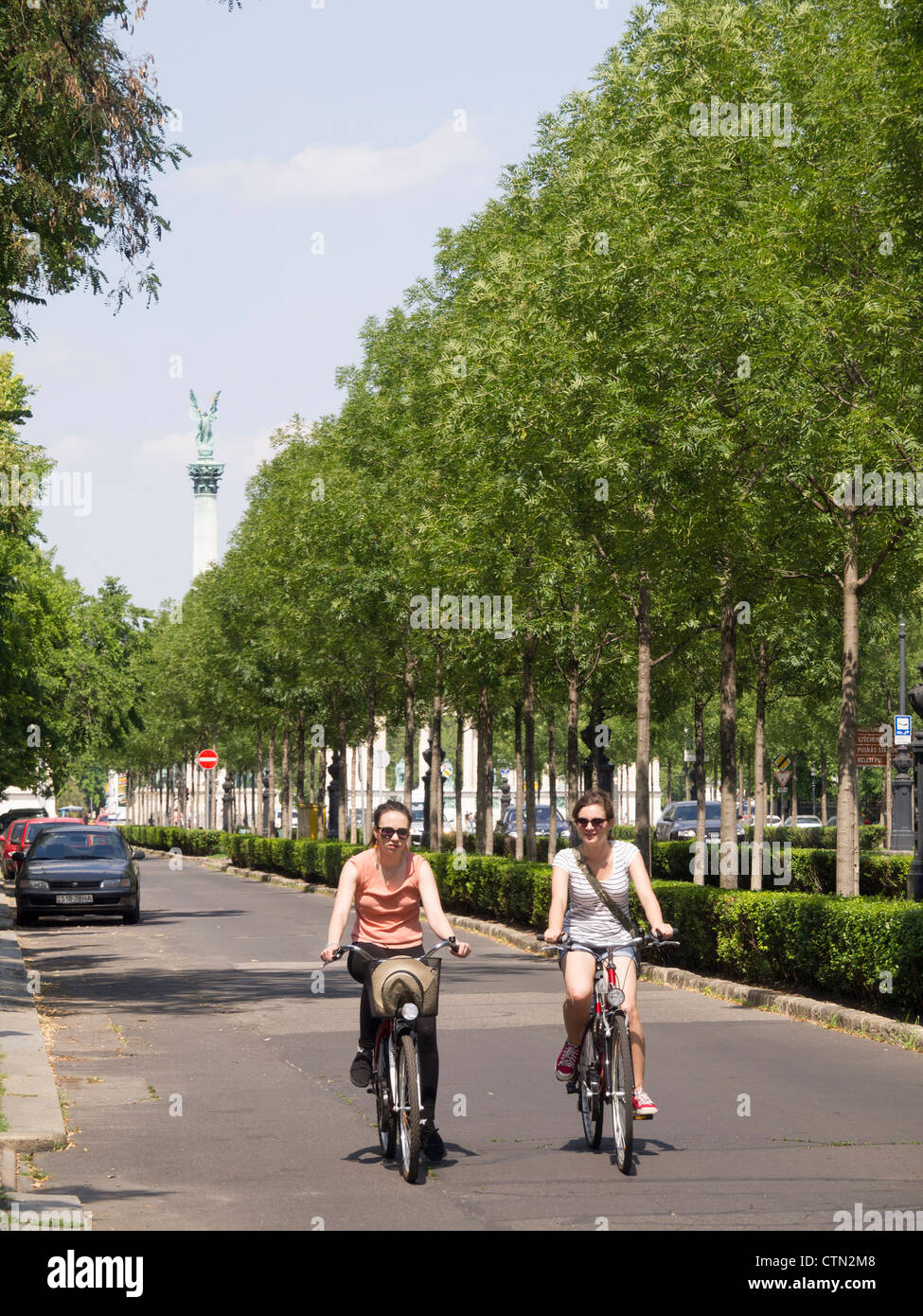 Frauen auf Fahrrädern in Budapest, Ungarn, Osteuropa Stockfoto