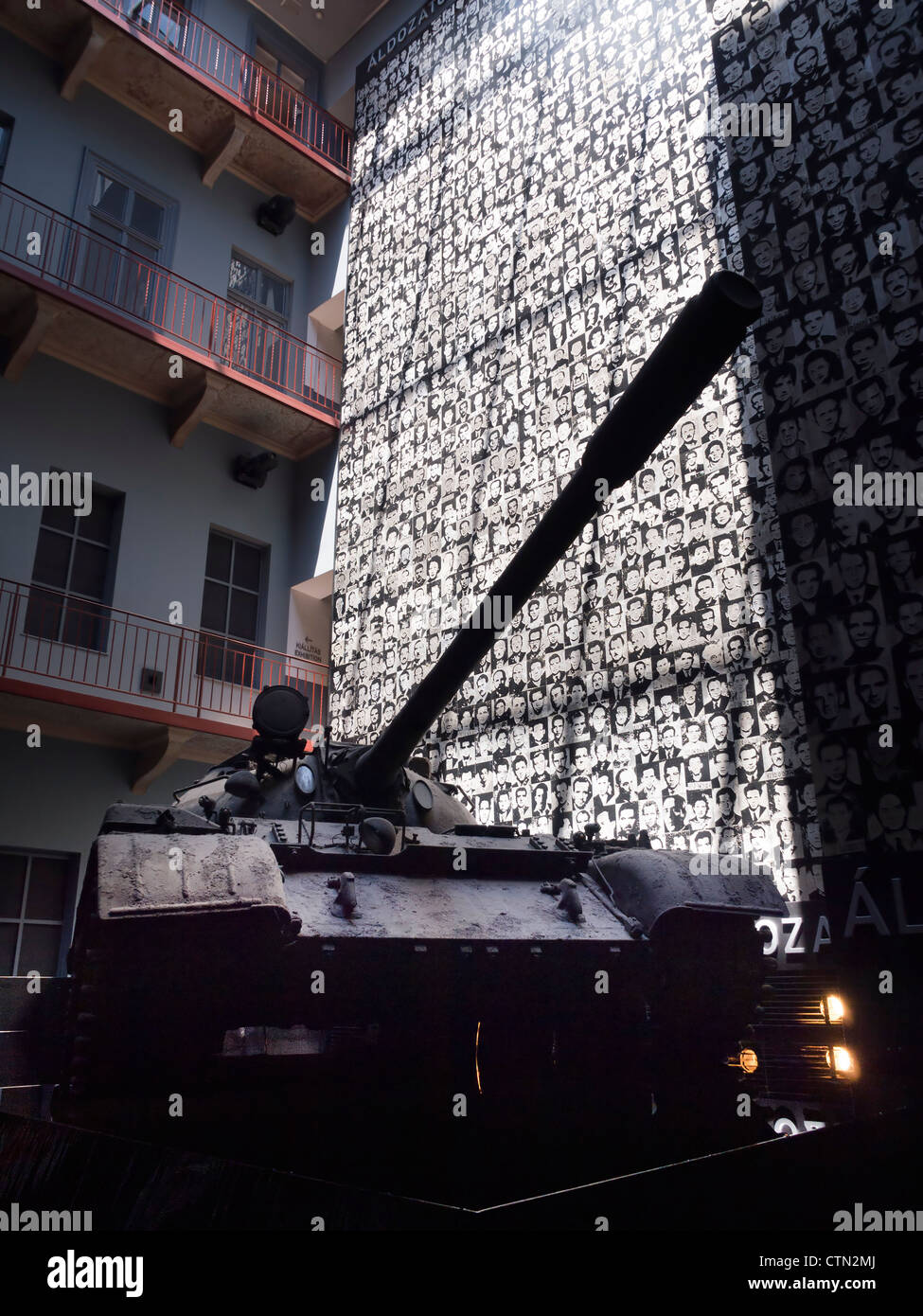 Russische kommunistische Panzer im Museum Haus des Terrors in Budapest, Ungarn, Osteuropa Stockfoto