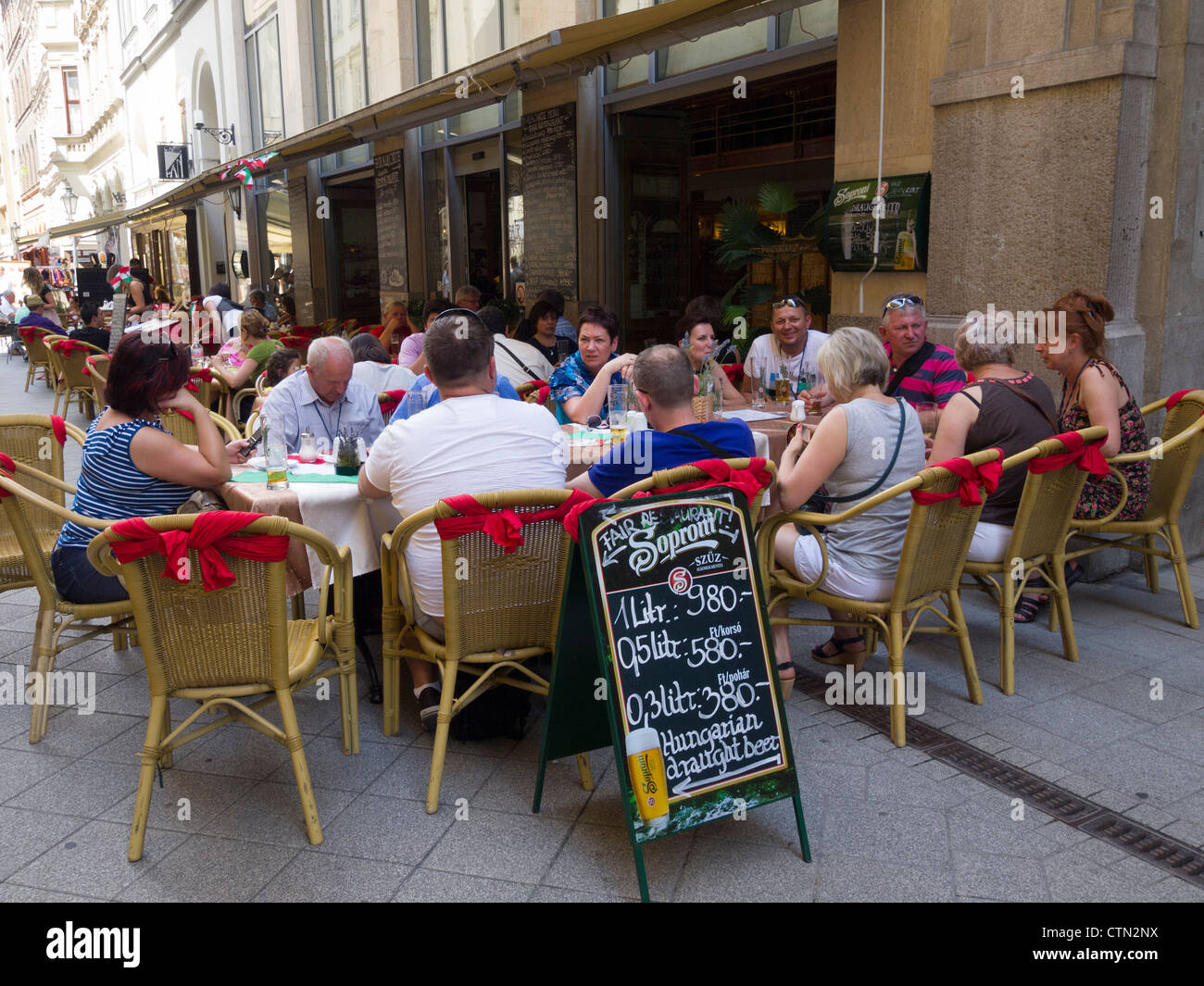 Menschen Essen im Restaurant im Freien in Vaci Utca, Budapest, Ungarn, Osteuropa Stockfoto