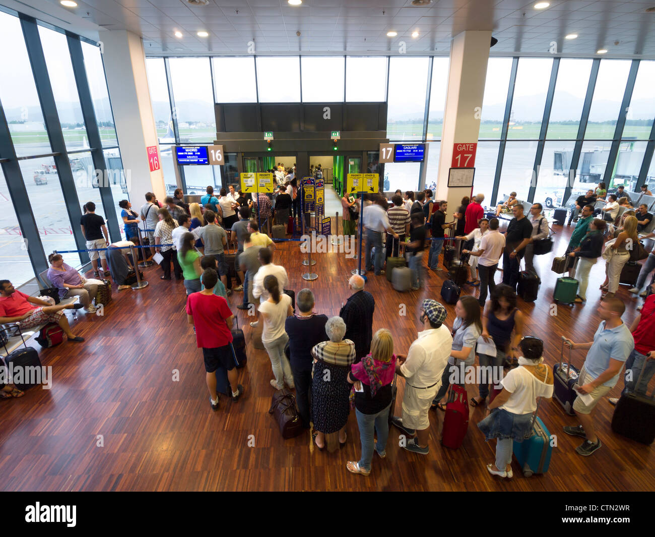 Passagiere im Flughafen Orio Al Serio, Bergamo, Italien Stockfoto