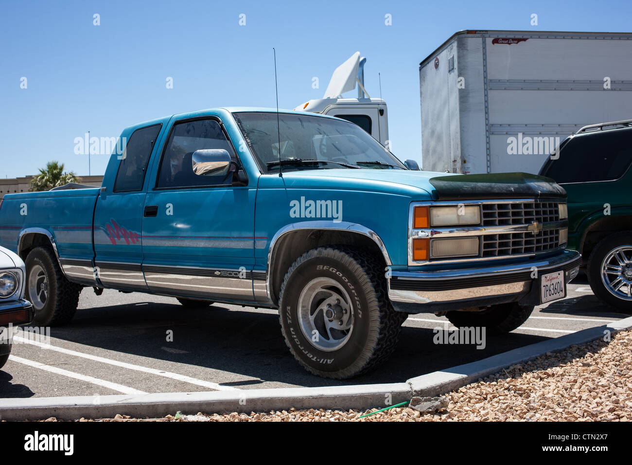 Blauen Chevrolet Pickup-Truck auf Parkplatz Stockfoto