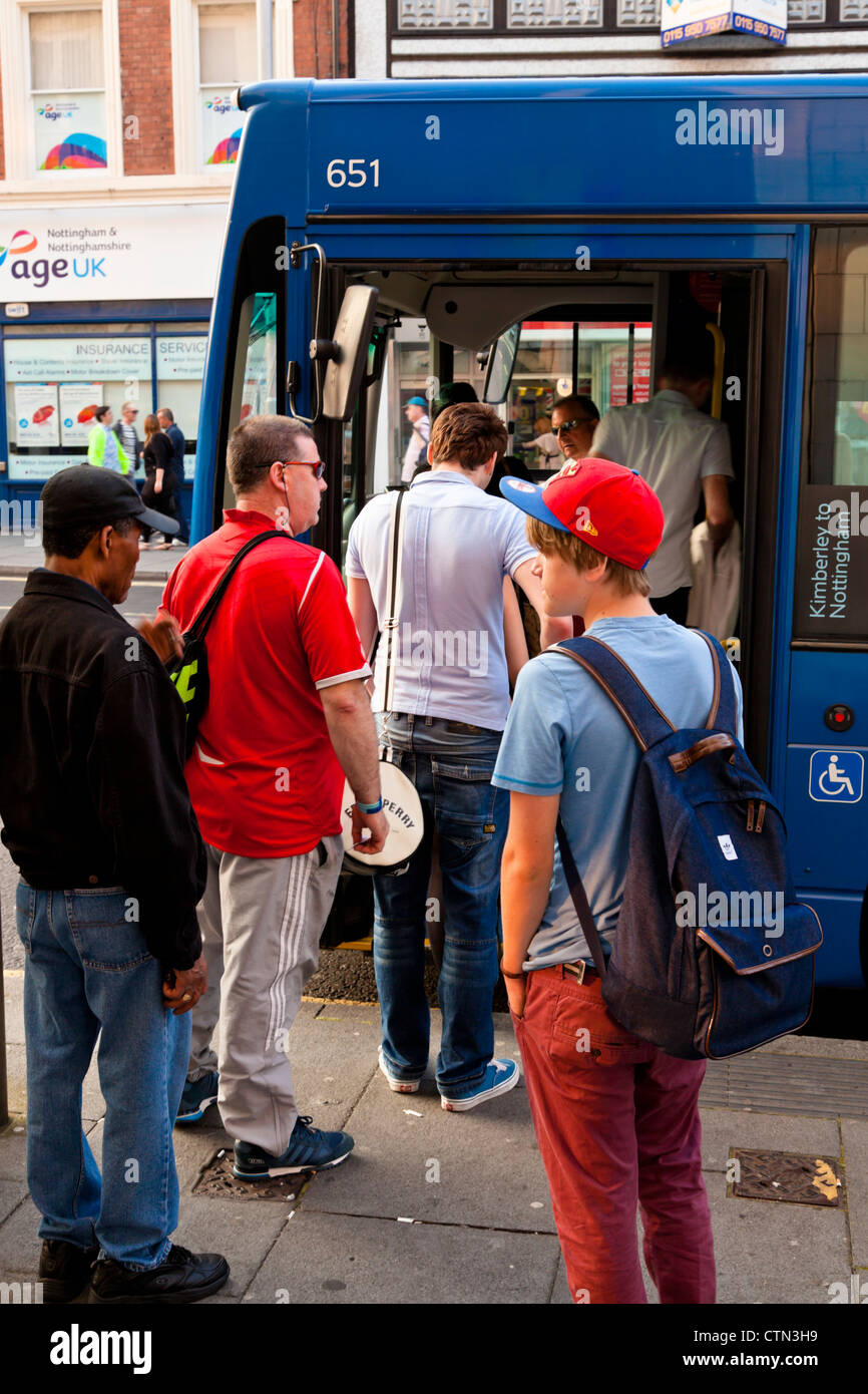 Menschen einen Bus, Nottingham, England, Großbritannien Stockfoto