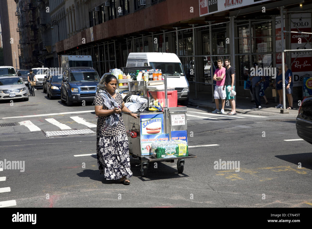 Weibliche Einwanderer Hot Dog und Essen Straßenhändler beginnt ihren Tag in lower Manhattan, NYC. Stockfoto