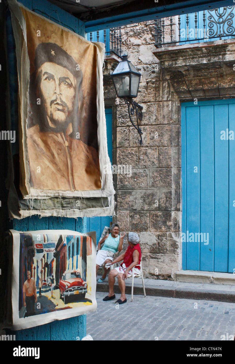 zwei Damen chatten auf der Straße, Blick vom in einem Geschäft in Havanna, Kuba Stockfoto