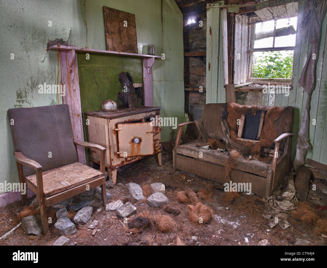 Wohnzimmer eines verlassenen Croft-Hauses auf Berneray, Schottland Stockfoto