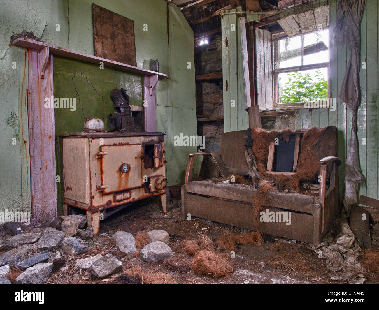 Wohnzimmer eines verlassenen Croft-Hauses auf Berneray, Schottland Stockfoto