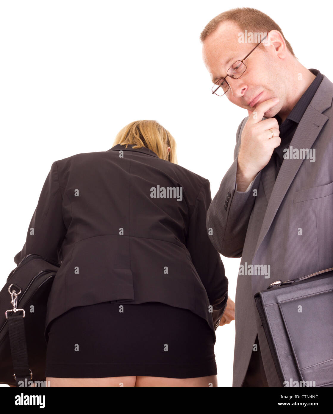 Unternehmer, die Kollegen den Rücken zu betrachten Stockfoto