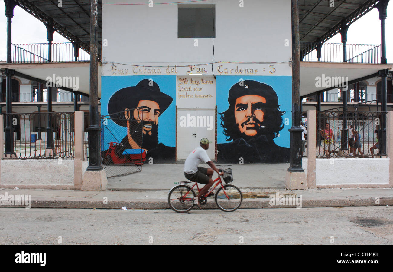 Wandbild an der Wand von Che Guevara und Fidel Castro in der Stadt von Cardenas, Provincia de Matanzas, Kuba Stockfoto