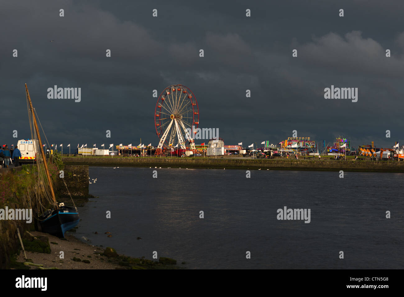 Festplatz gesehen über den Fluss Corrib von Claddagh in der Stadt Galway, Irland. Stockfoto