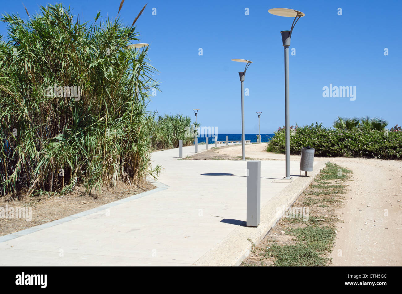der Weg zum Meer und Laternen in Zypern Stockfoto