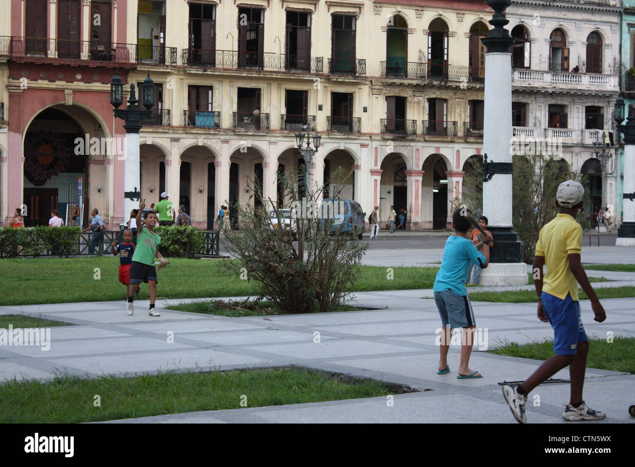 Kinder spielen Baseball auf dem Platz von el Capitolio Nacional, Zentral-Havanna, Kuba, 2008 Stockfoto