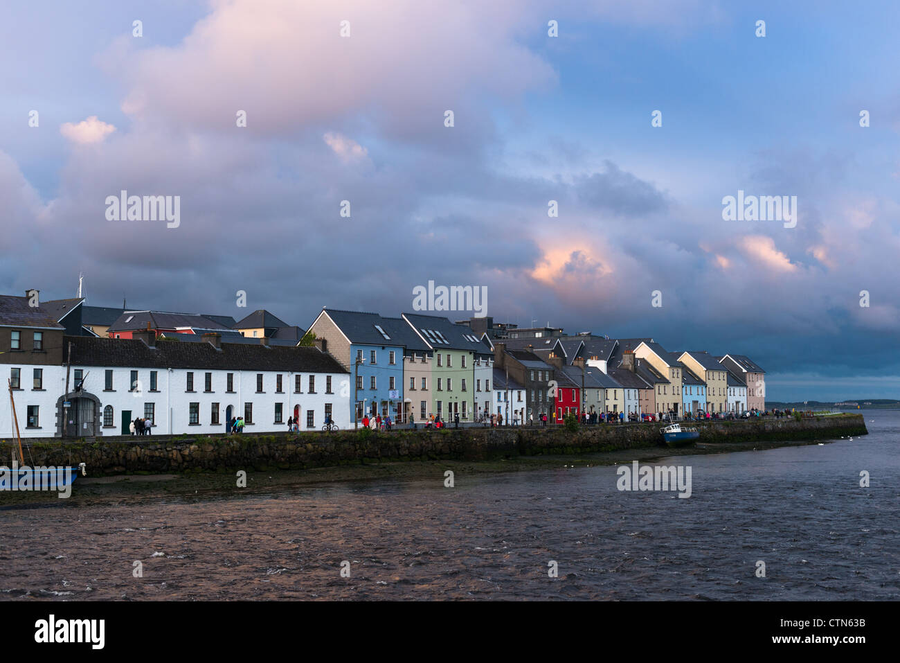 Blick von der Claddagh The Long Walk und alten Kais bei Dämmerung, die Stadt Galway, Irland. Stockfoto
