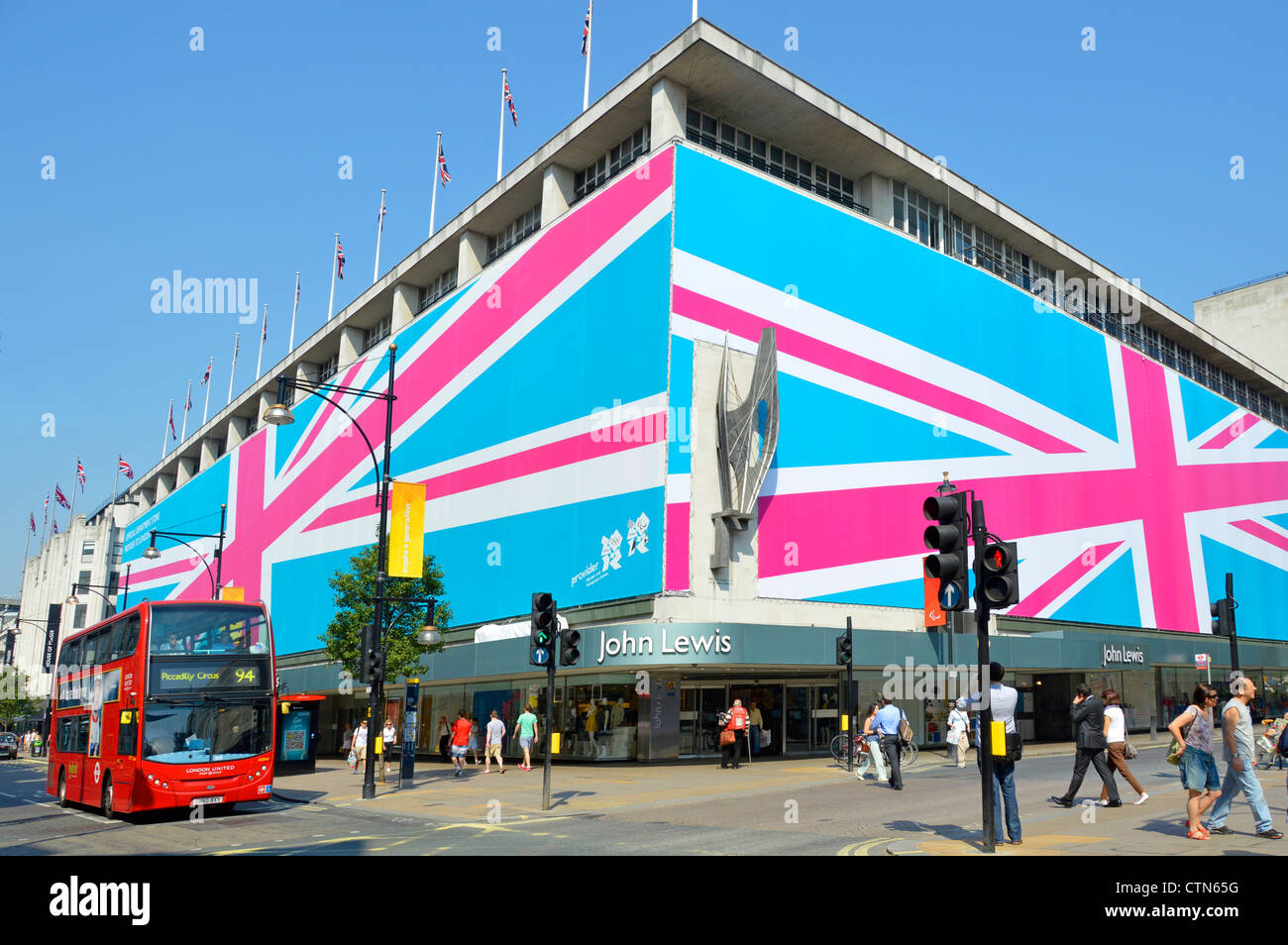 John Lewis Kaufhaus in der Oxford Street mit einer riesigen Union Flag umhüllt, um den Sponsorenstatus der Geschäfte während der Londoner 2012 zu bewerben Stockfoto