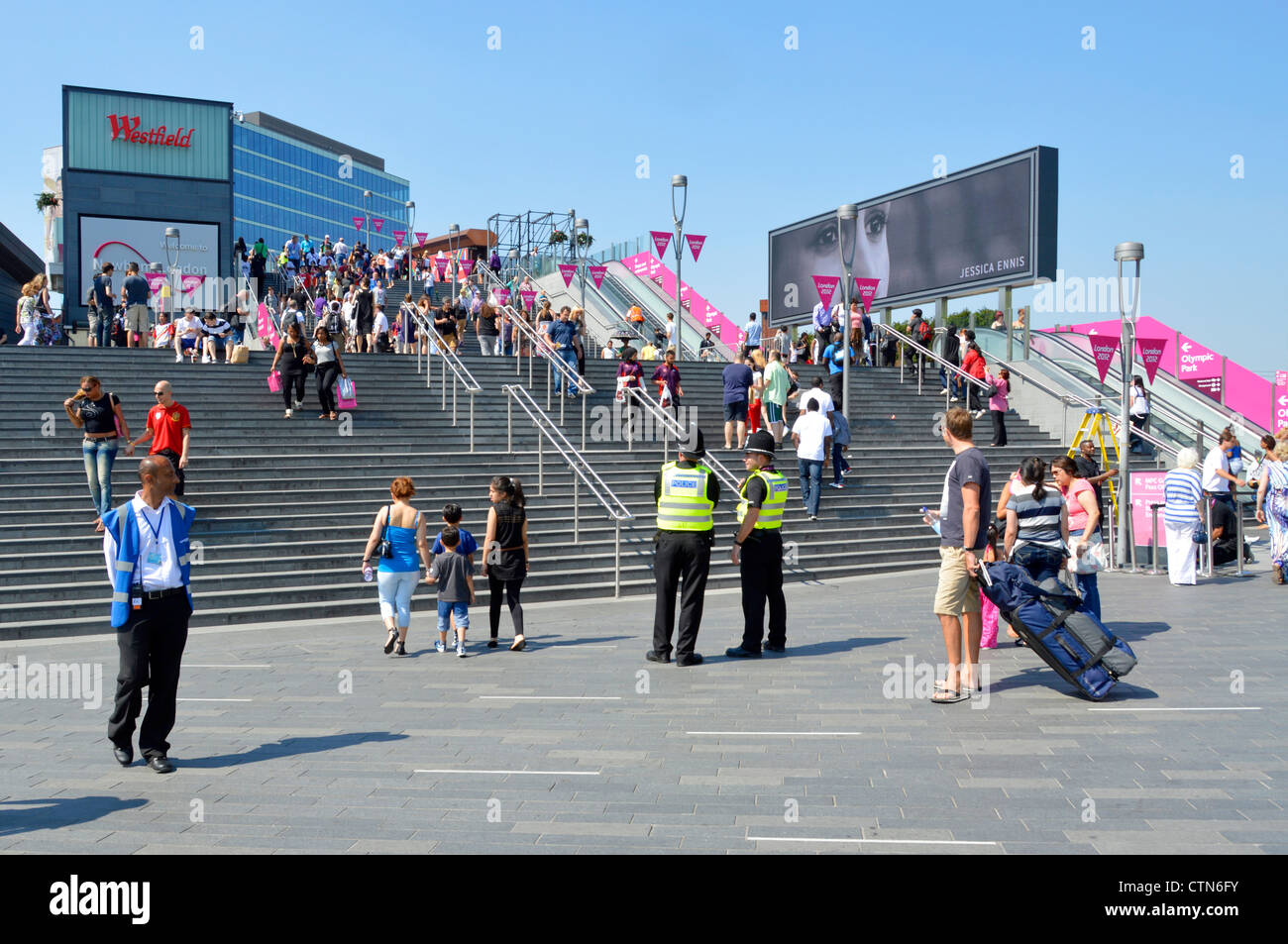 Polizisten im Dienst an den Eingangsstufen, die 2012 Olympic Park und das Einkaufszentrum Westfield Stratford City Stockfoto