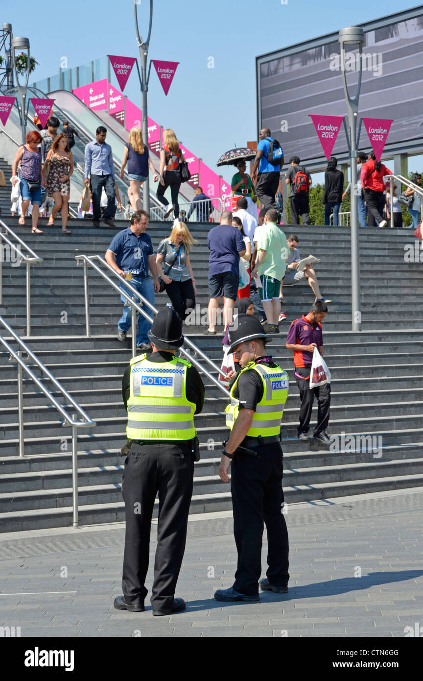 Polizisten im Dienst an den Eingangsstufen, die 2012 Olympic Park und das Einkaufszentrum Westfield Stratford City Stockfoto