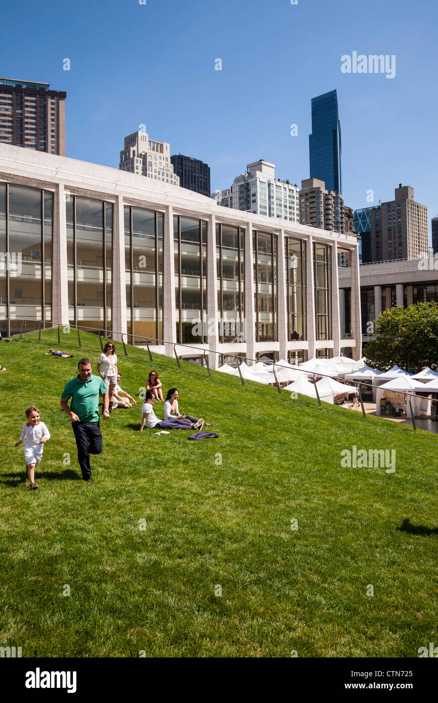 Laurie M. Tisch Beleuchtung Rasen im Hearst Plaza im Lincoln Center, New York Stockfoto