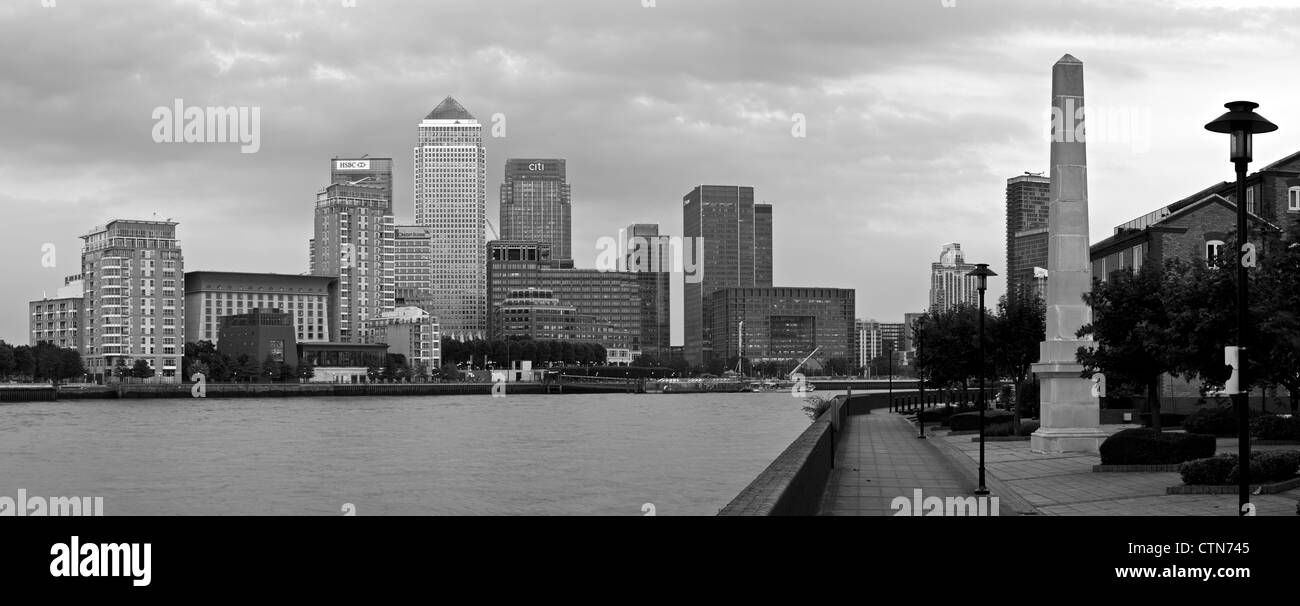 Canary Wharf Financial District in der Abenddämmerung, betrachtet über die Themse, London, England Stockfoto