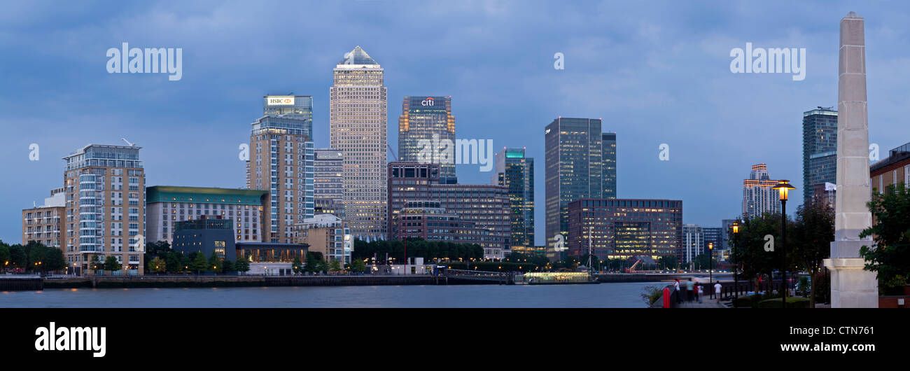 Canary Wharf Financial District in der Abenddämmerung, betrachtet über die Themse, London, England Stockfoto