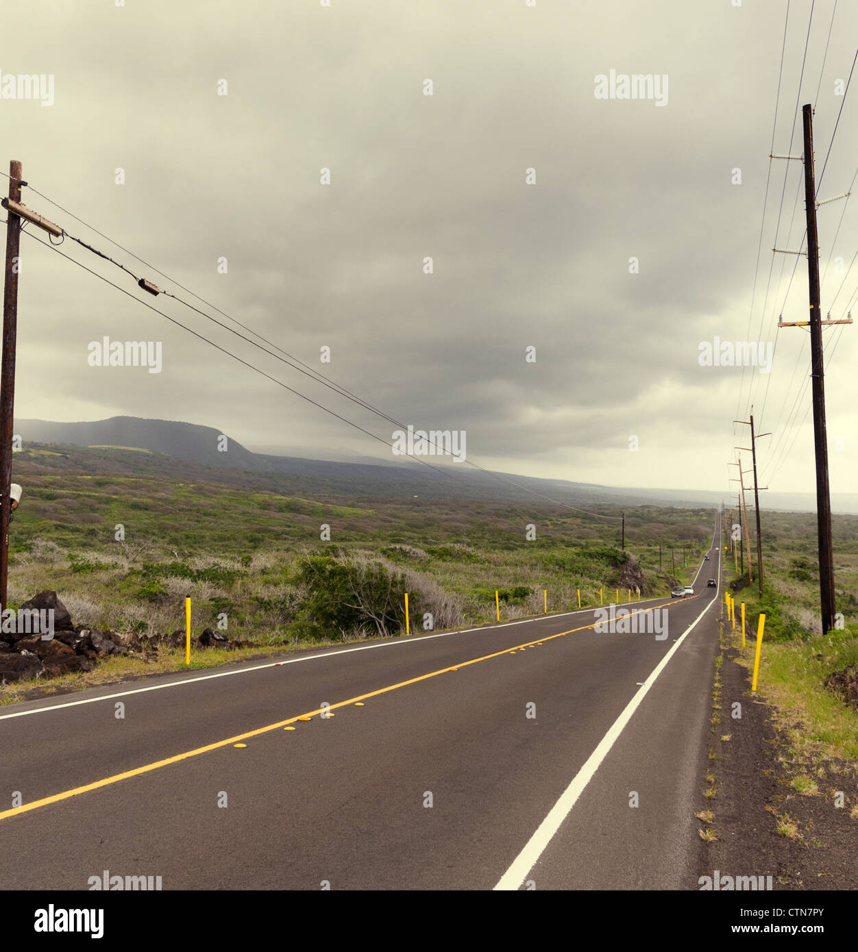 Remote-Straße in Big Island, Hawaii, USA mit Sturm Stockfoto