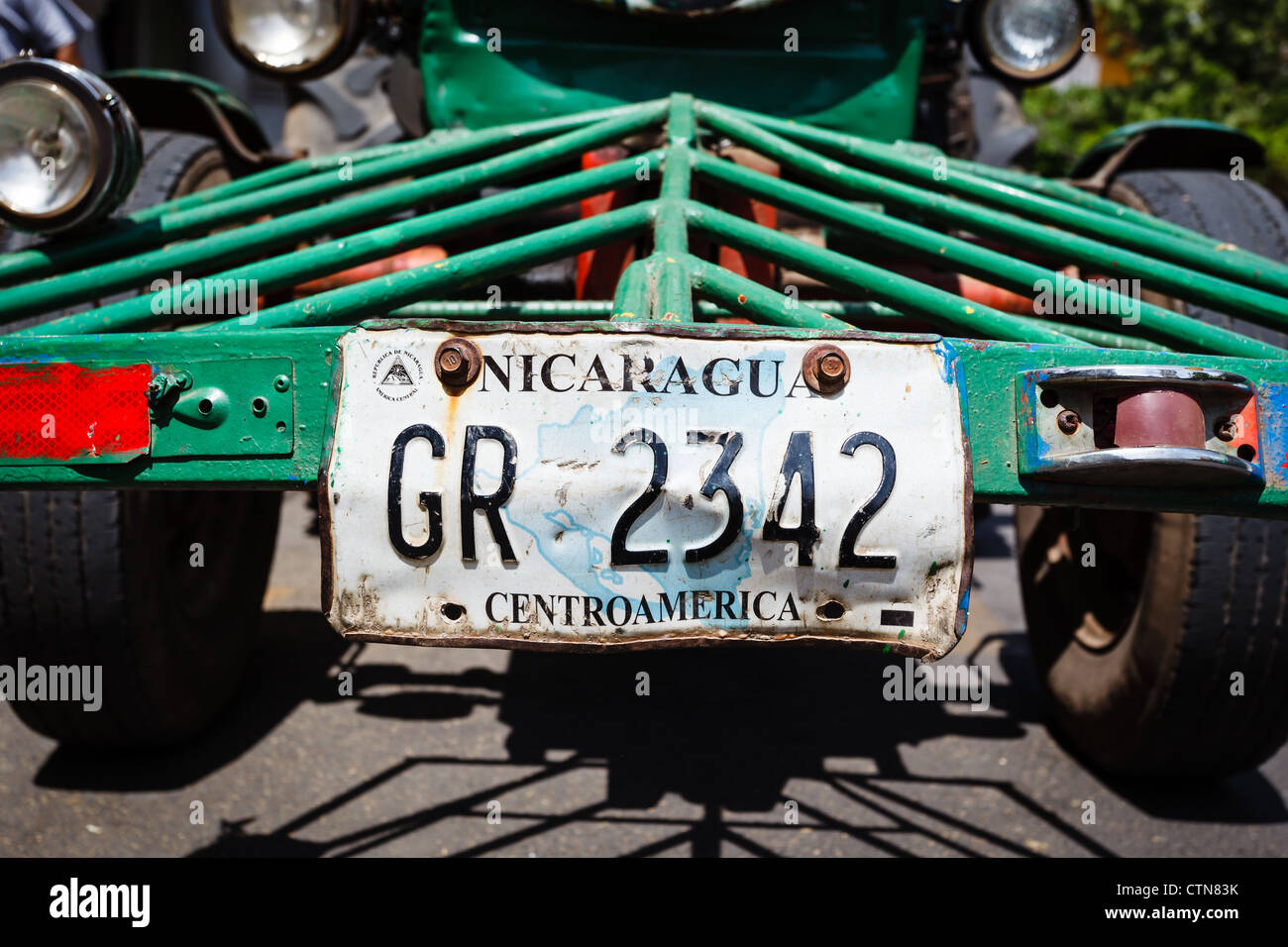 Nicaragua-Kennzeichen am alten Traktor in Granada, Nicaragua. Stockfoto