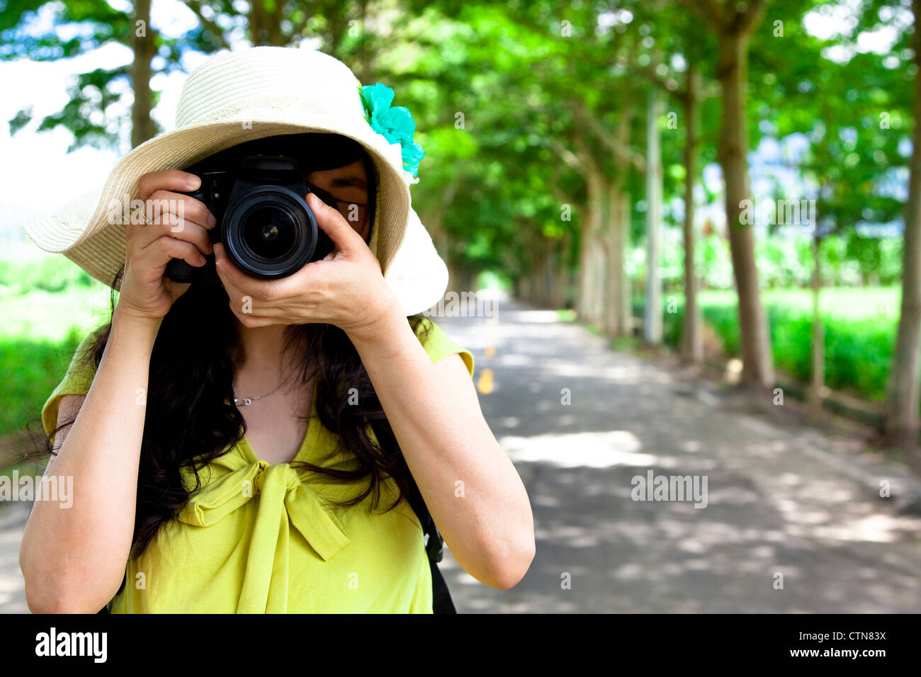Junge Reisende nehmen Foto in den grünen Wald Stockfoto