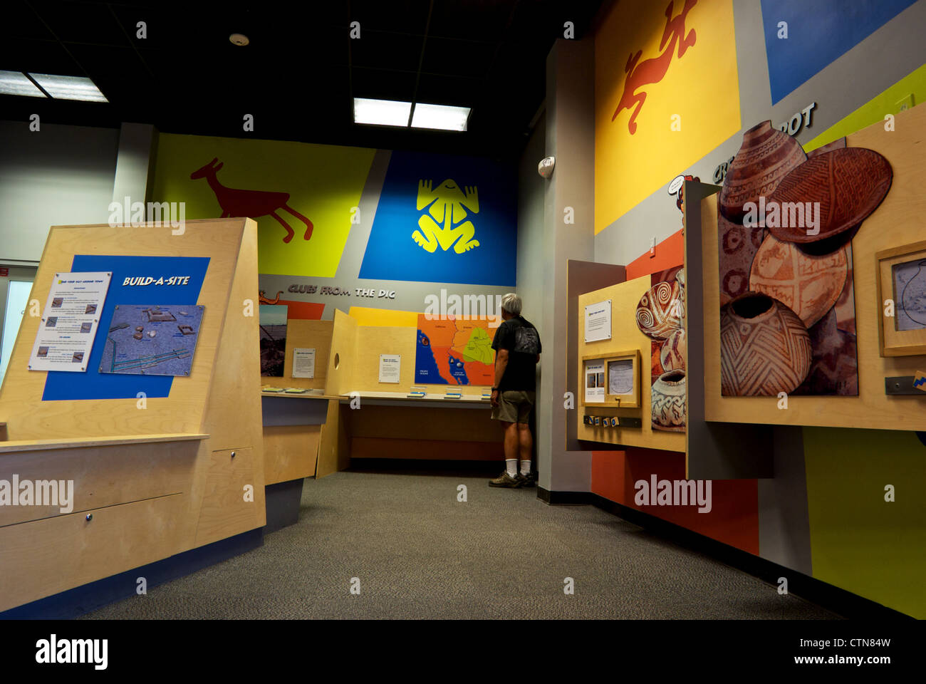 Männliche Besucher Blick auf pädagogische Tätigkeit ausstellen Pueblo Grande Museum archäologische Website Phoenix AZ Stockfoto