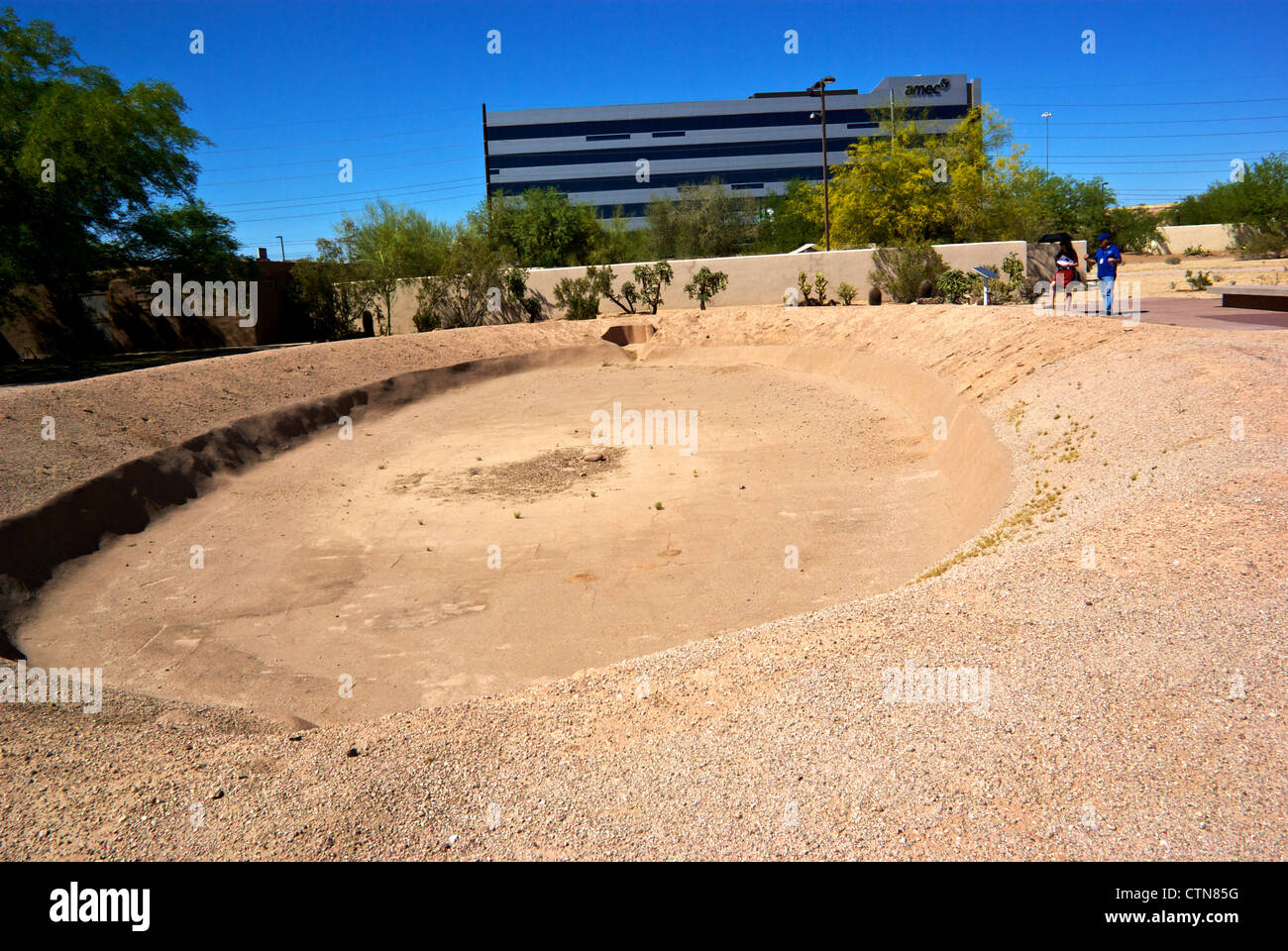 Dozent zeigt Besucher Arizona First Nations ovale Ballcourt Ausgrabungsstätte Pueblo Grande Museum Stockfoto