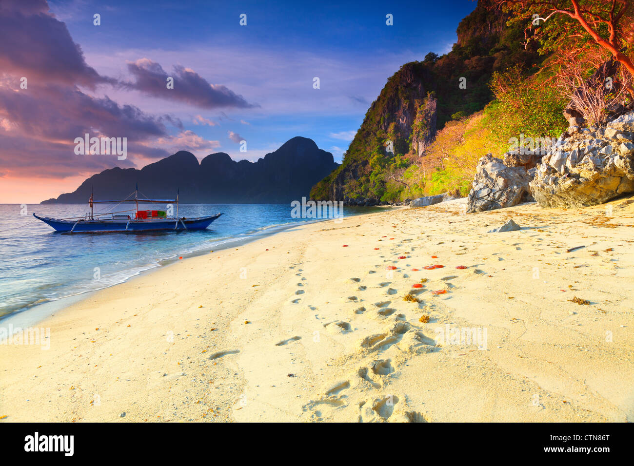 Schöne Seenlandschaft. Boot im Vordergrund. Philippinen Stockfoto