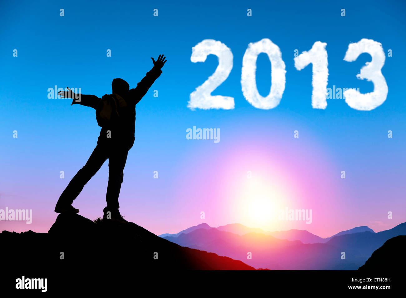 Frohes neues Jahr 2013. junge Mann stand auf dem Gipfel den Sonnenaufgang zu beobachten Berges und cloud-2013 Stockfoto