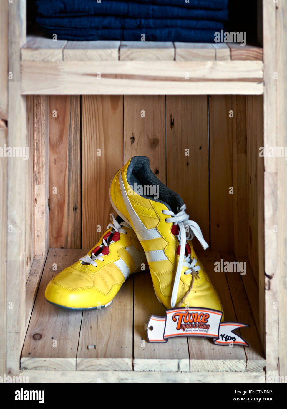 Gelb Sport Schuhe in einer Holzkiste und zum Verkauf Gelb Sport Schuhe in einer Holzkiste und zum Verkauf