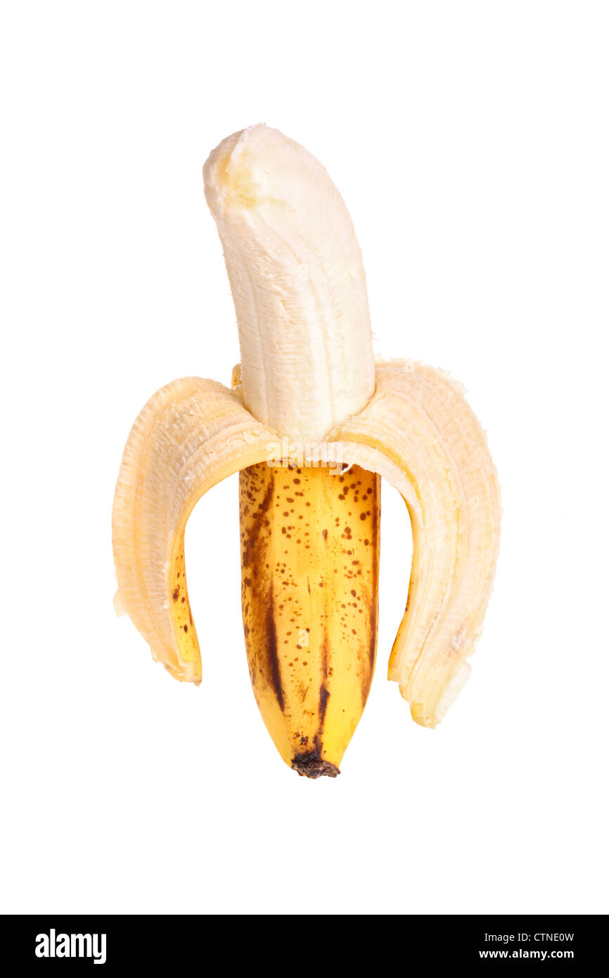 Perfekt Reife, braun gefleckten Banane ist vor einem weißen Hintergrund teilweise geschält. Stockfoto