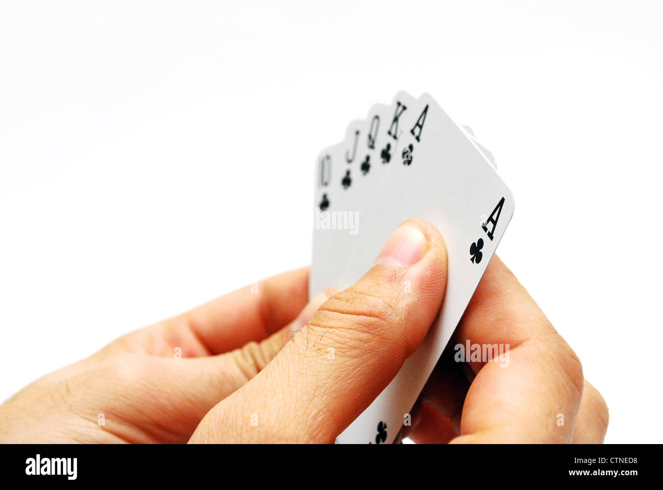 Eine Hand mit fünf Karten in einer Partie Poker isoliert Stockfoto