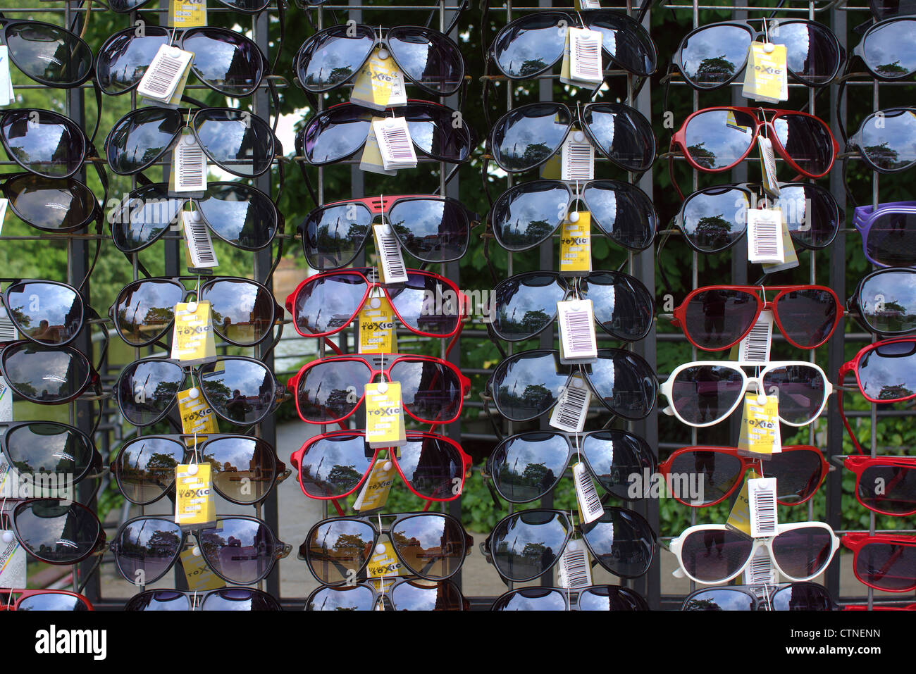 Zahlreiche Sonnenbrille zum Verkauf Stockfoto