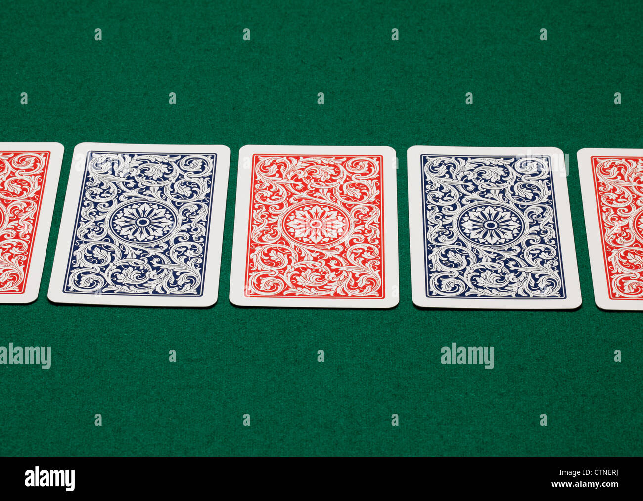 Spielkarten auf dem grünen Tisch. Stockfoto